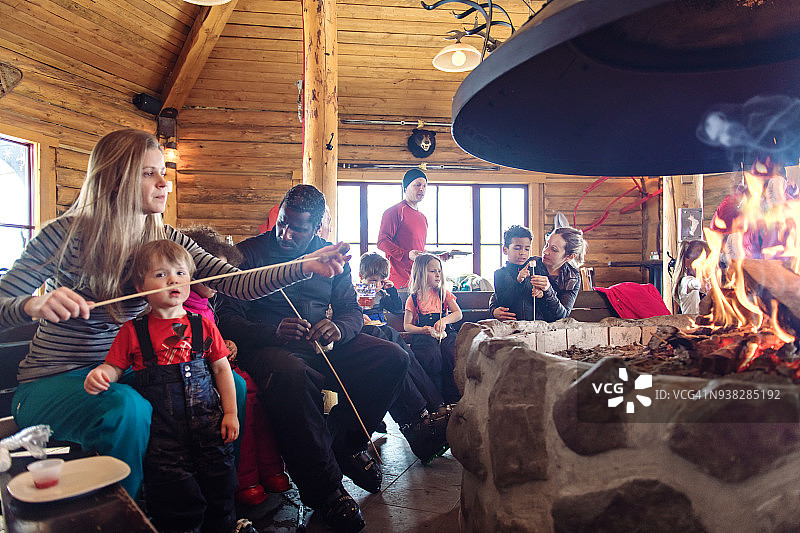 滑雪胜地中享受滑雪后放松的家庭图片素材