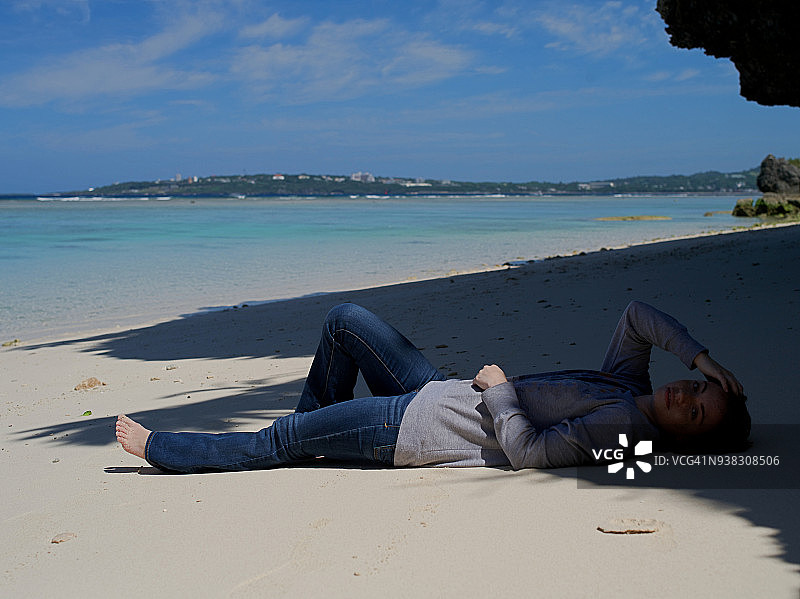 女子躺在沙滩上图片素材
