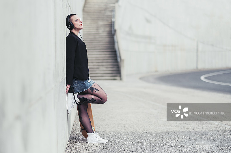 街头风格女性听音乐图片素材
