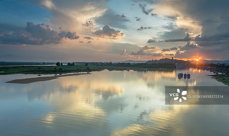越南富安坝河的绚丽日落图片素材