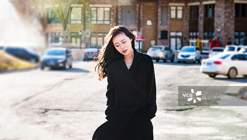 街上的年轻女子肖像图片素材