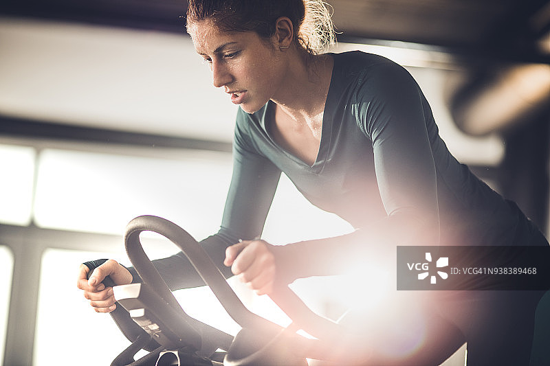 健身俱乐部里专注的女运动员图片素材