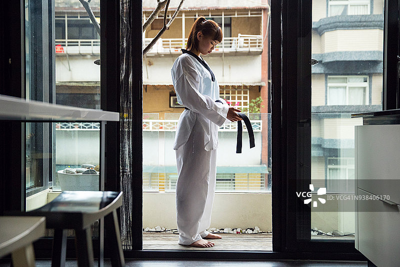 年轻的亚洲跆拳道教练正在穿衣和锻炼图片素材