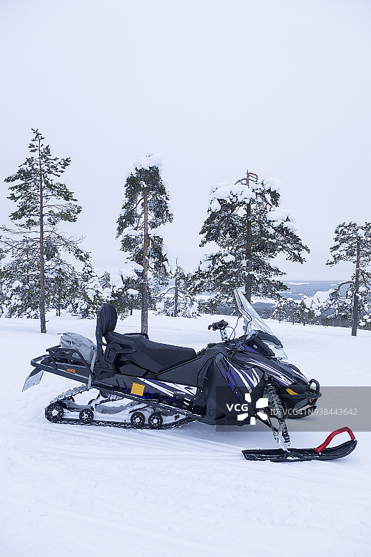 罗瓦涅米雪地摩托车之旅，芬兰图片素材