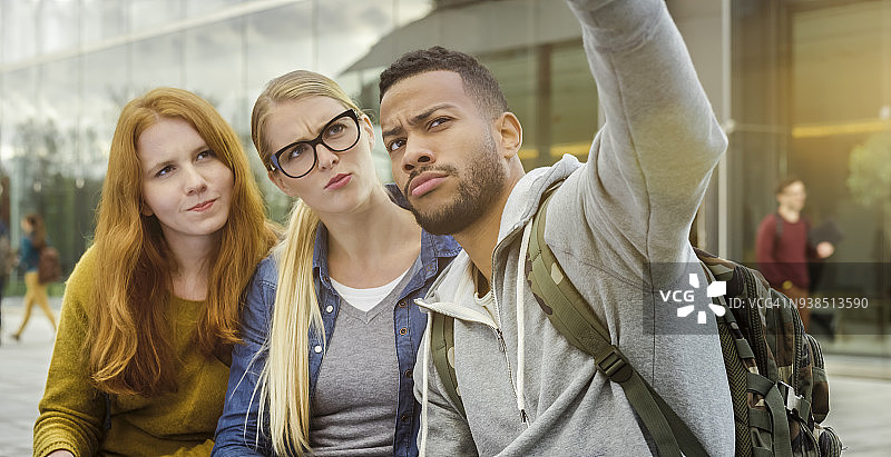 学生在大学校园里用手机拍自拍图片素材