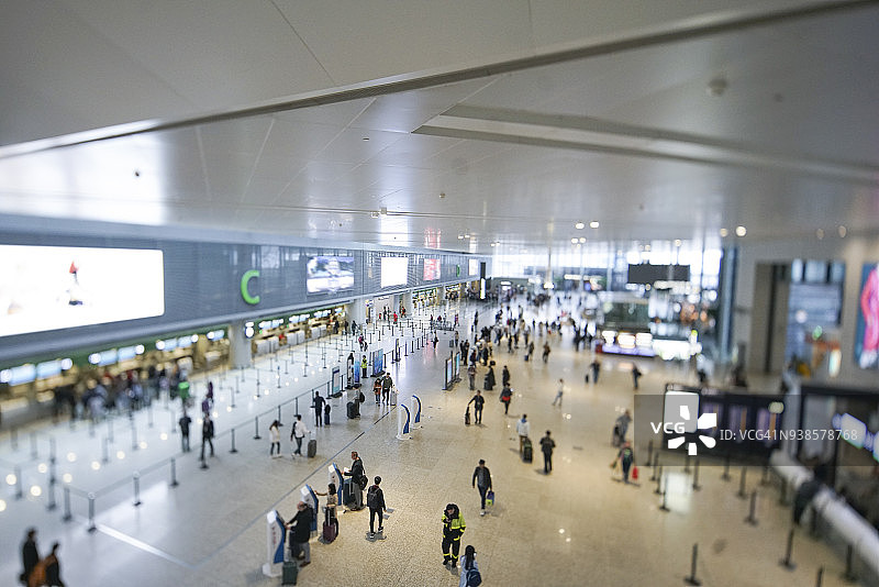 机场内使用移轴镜头快速移动的乘客图片素材