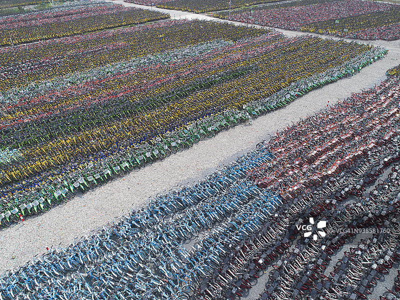 中国上海市共享单车停车场（无人机拍摄）图片素材