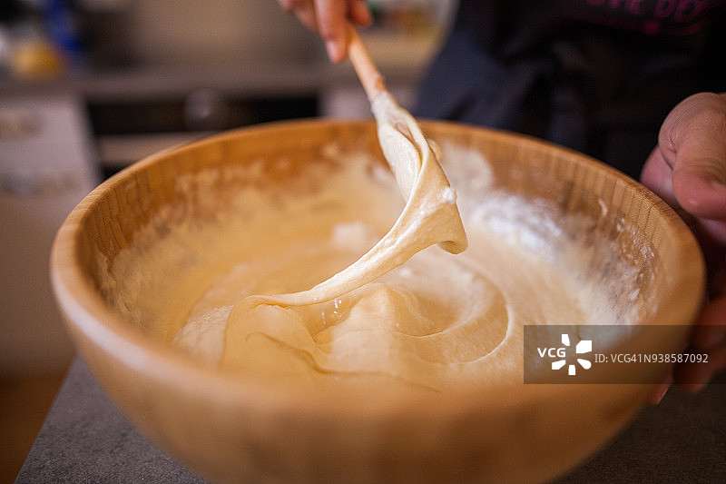 美食：制作华夫饼面糊图片素材