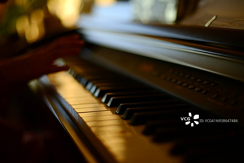 年轻女孩弹钢琴图片素材