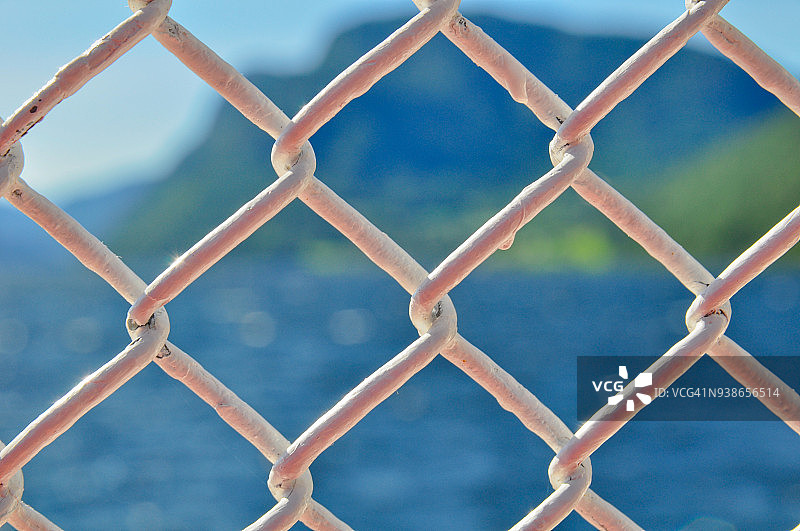 户外纹理：白色栅栏，湖泊和风景虚化背景图片素材