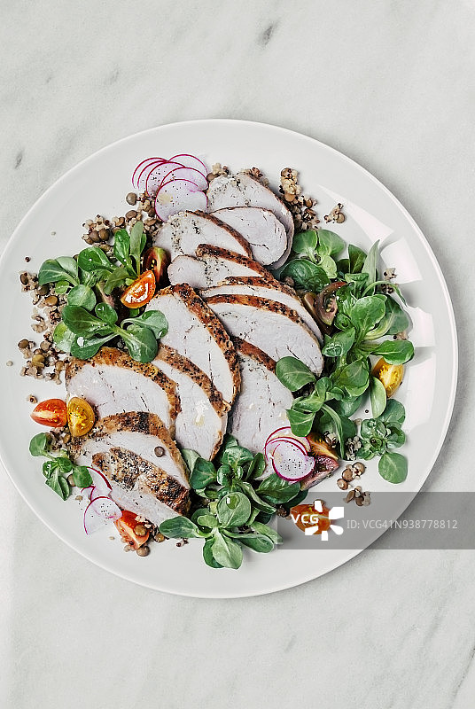 烤猪肉配小扁豆和新鲜沙拉图片素材