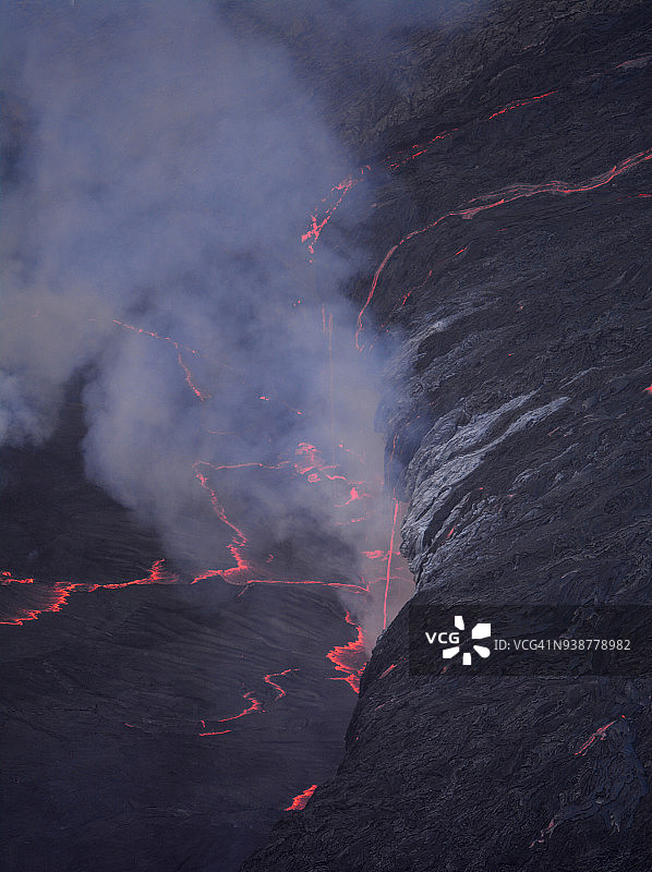 尼拉贡戈火山口内的熔岩瀑布图片素材