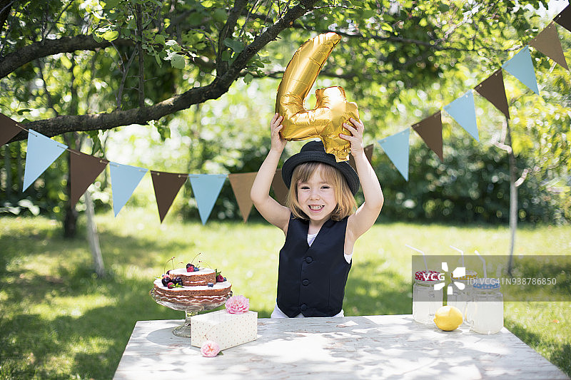 小男孩正在举办生日派对图片素材
