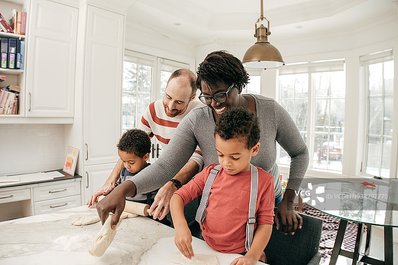 父母和孩子们一起制作饼干图片素材