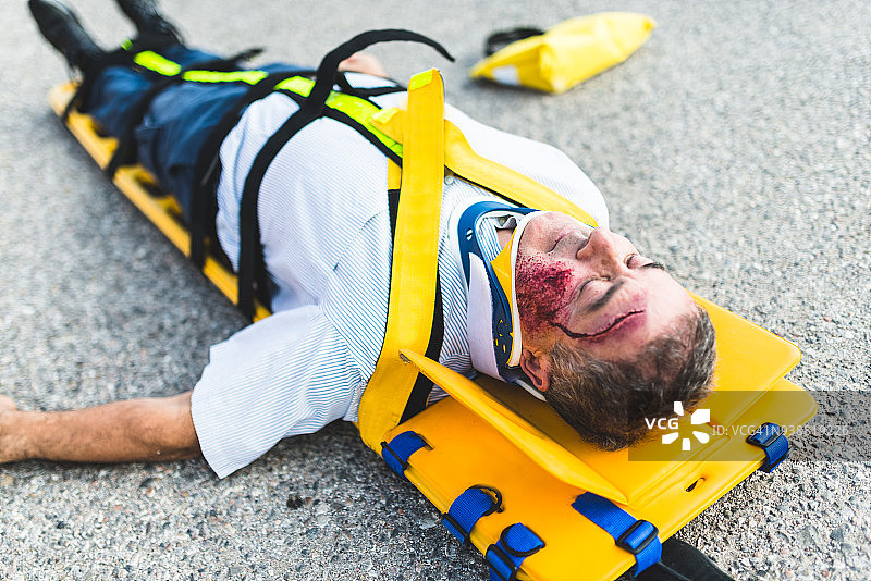 车祸后倒在地上的男人图片素材