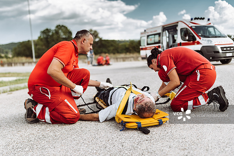 车祸现场的男人与护理人员图片素材