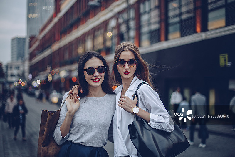 逛街购物的女人图片素材