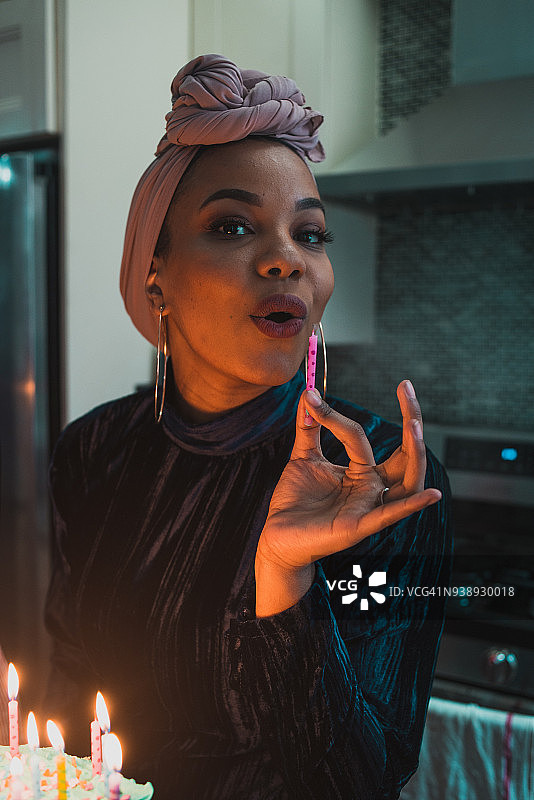 吹灭蜡烛的穆斯林女主人图片素材