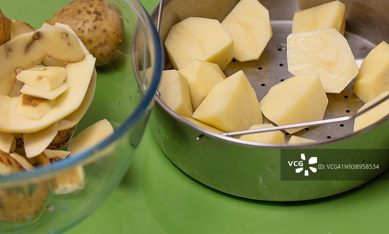 蒸笼里的土豆图片素材