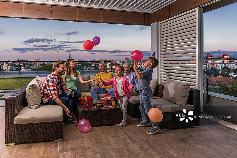 幸福的大家庭在顶楼露台参加生日派对图片素材