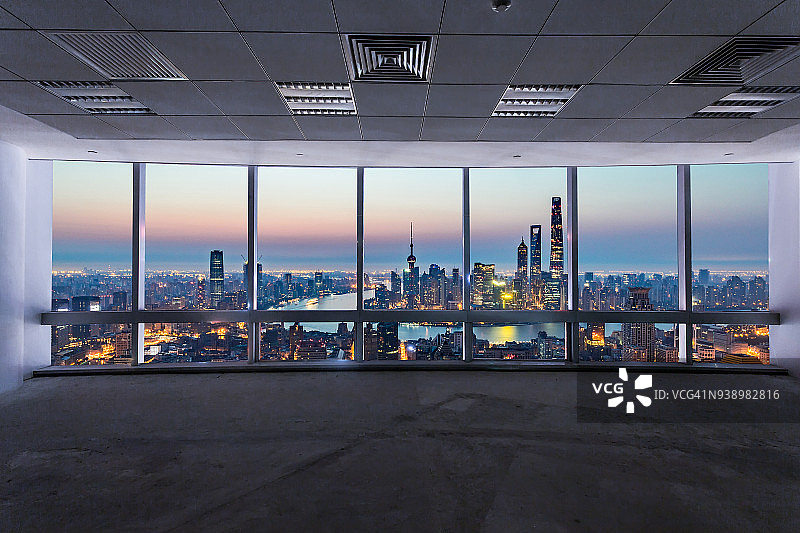 透过窗户看上海图片素材