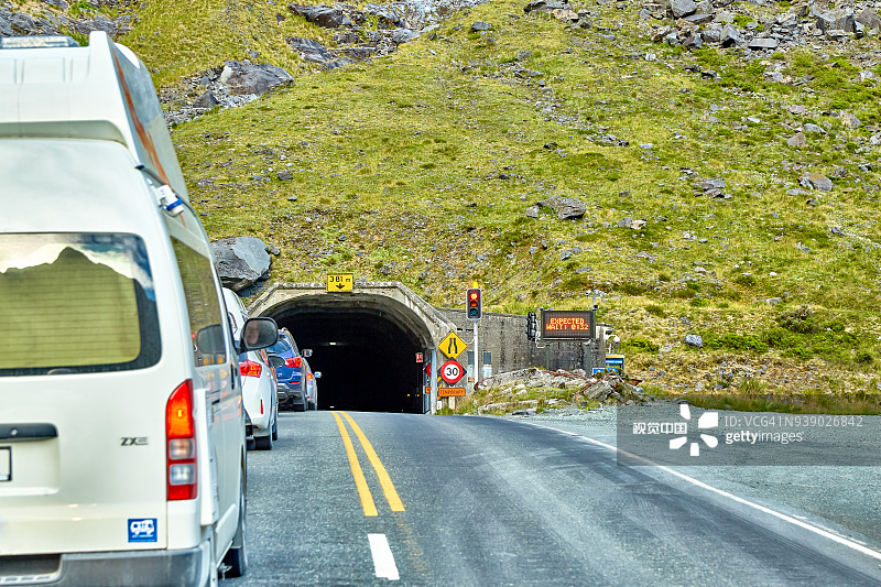 通往米尔福德峡湾94号公路上的荷马隧道，位于新西兰南岛峡湾国家公园图片素材