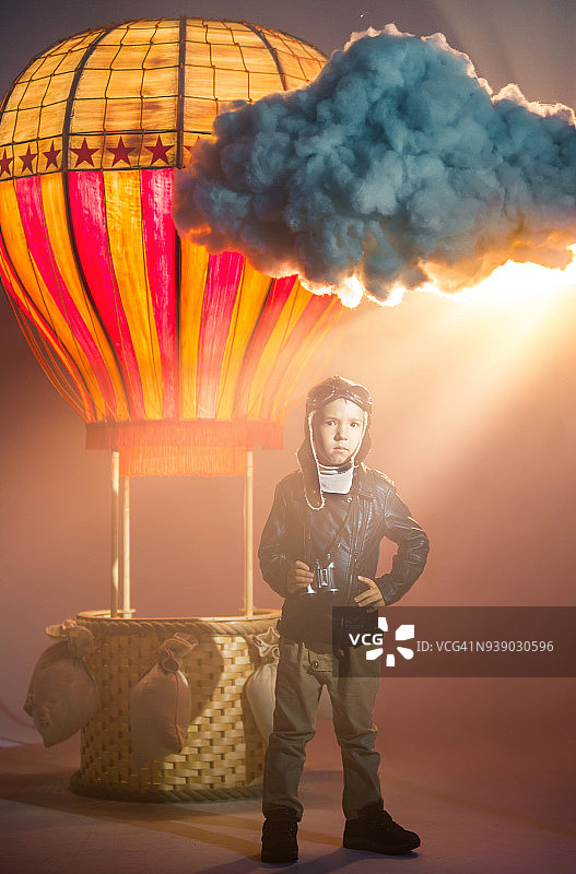 严肃的男孩长大后想成为航空家图片素材