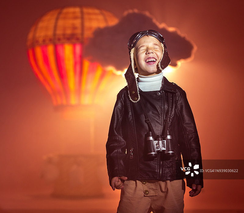 快乐的旅行者热气球飞行员图片素材