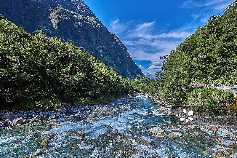 峡湾国家公园的巨石与流水图片素材