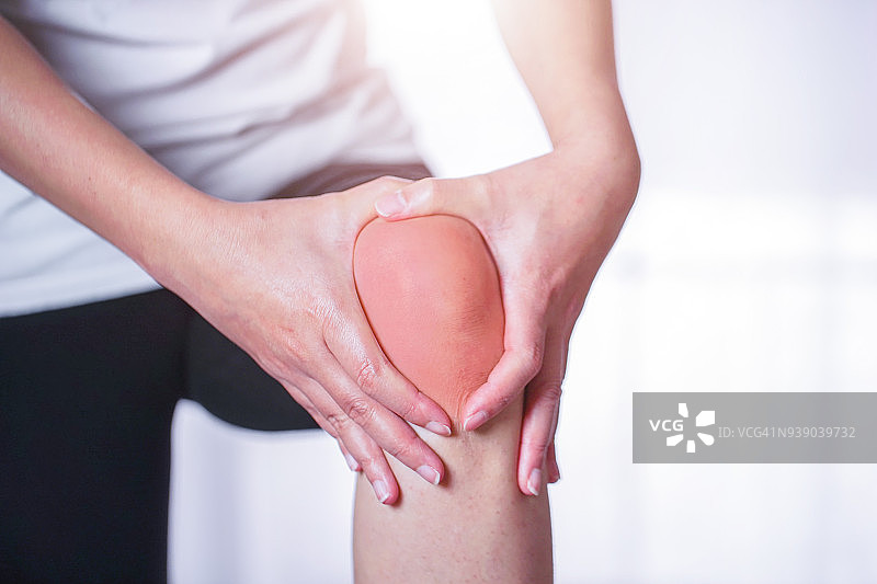 女人膝盖疼痛图片素材