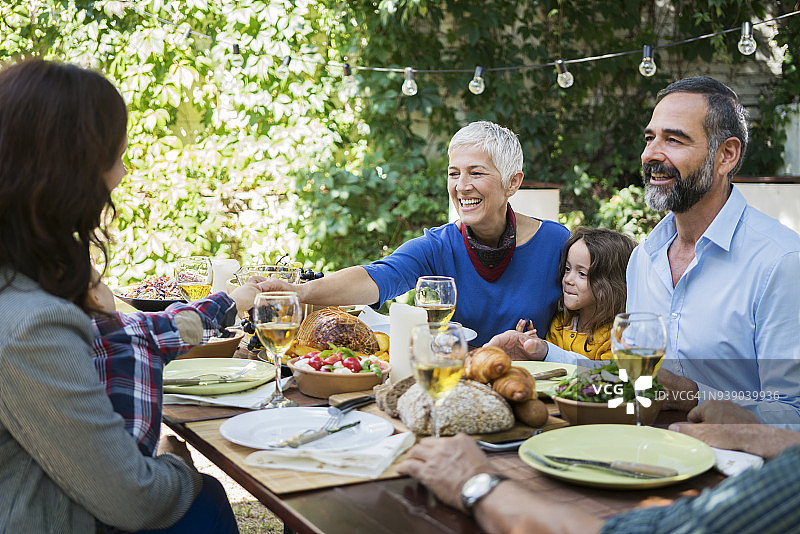 与亲人共进午餐图片素材
