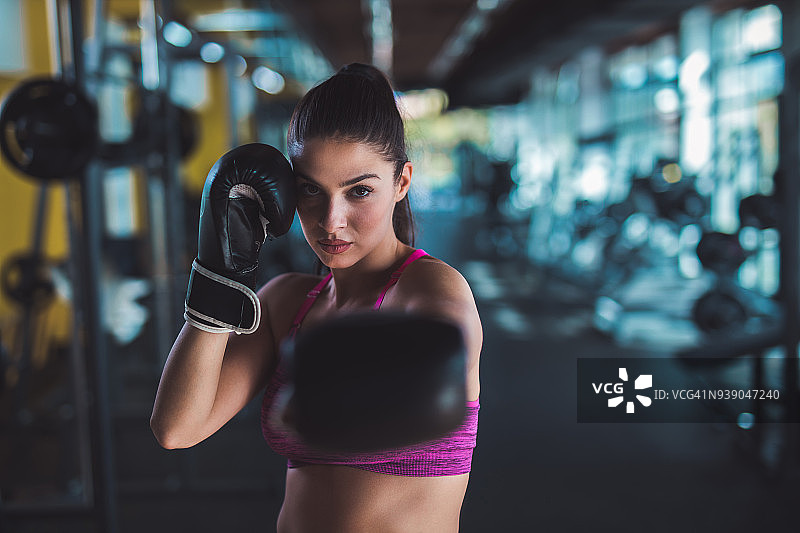 在健身房做拳击动作的女人照片图片素材