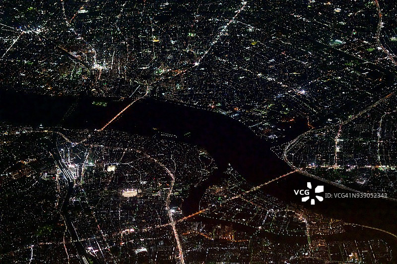 从飞机上俯瞰东京北区赤羽的荒川和日本埼玉县川口市的夜景图片素材