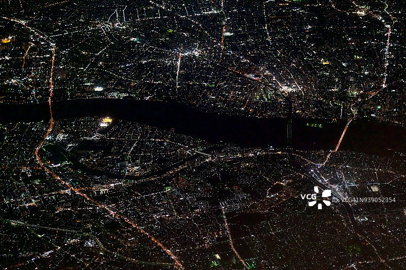 从飞机上俯瞰东京北区赤羽的荒川和日本埼玉县川口市的夜景图片素材