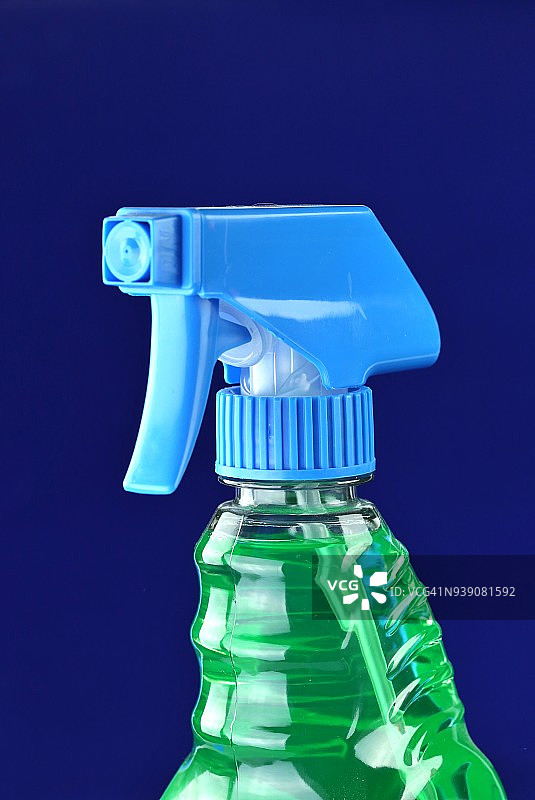 消费者消毒和清洁喷雾瓶图片素材