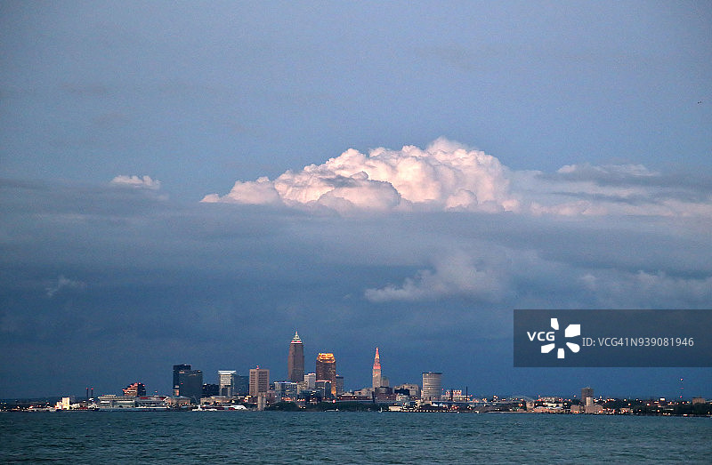 伊利湖上的克利夫兰天际线图片素材