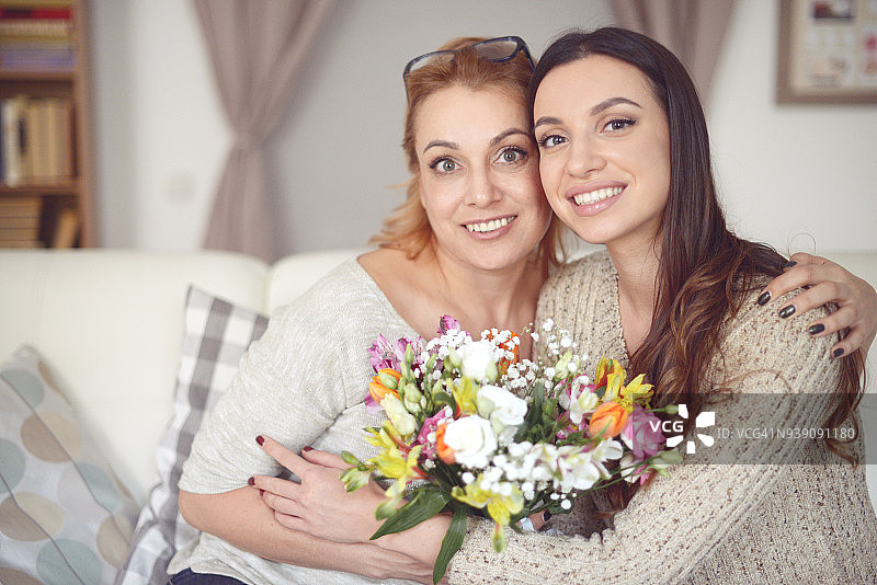 母亲和女儿与鲜花图片素材