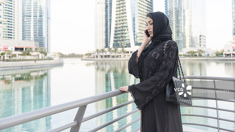 正在打电话的阿拉伯女人图片素材