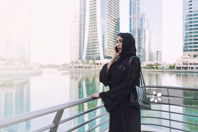 阿联酋女人打电话图片素材