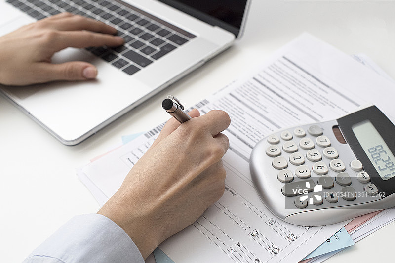 在办公室工作的女人图片素材