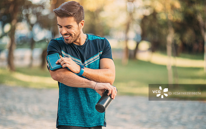 慢跑者查看他的臂章图片素材