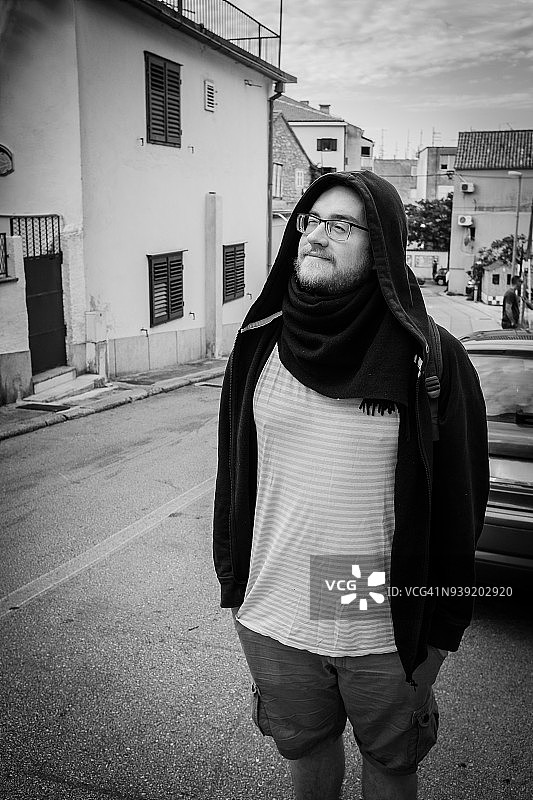 克罗地亚马卡尔斯卡街头的黑白人物摄影图片素材