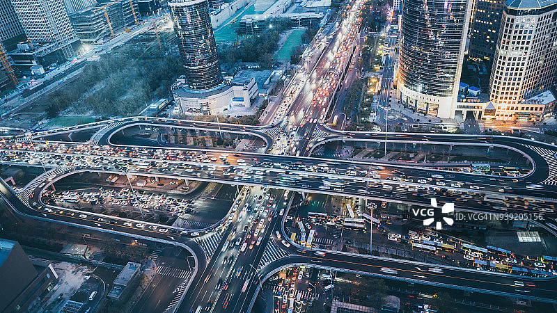 黄昏时的道路交叉口图片素材