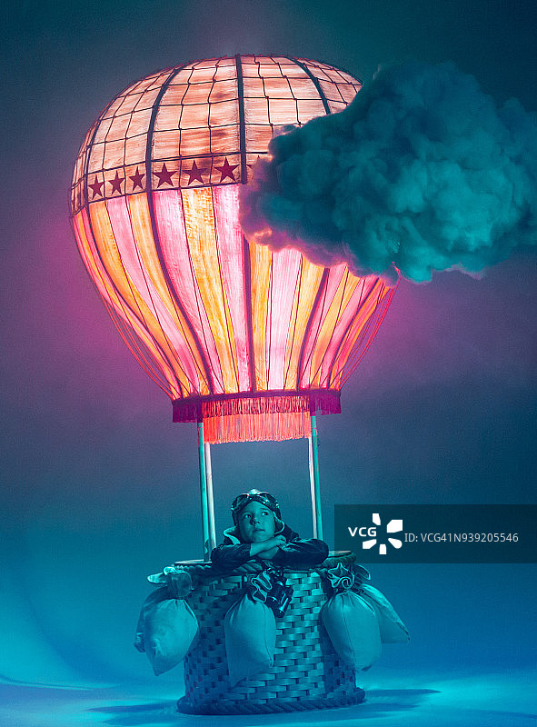 梦想成为飞行员的男孩图片素材