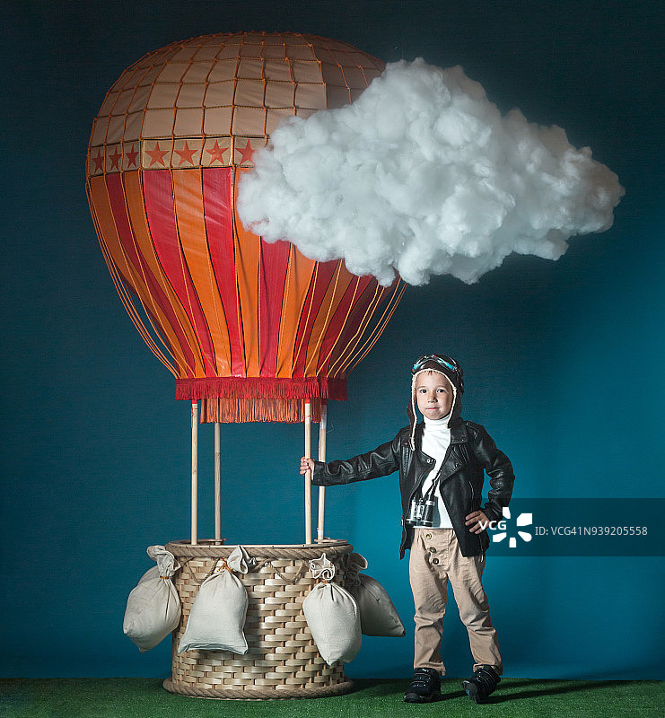 男孩飞行员和他的气球肖像图片素材