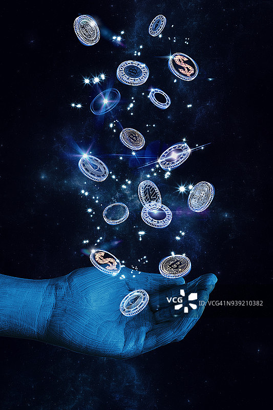 手持比特币、以太坊和瑞波币等加密货币图片素材