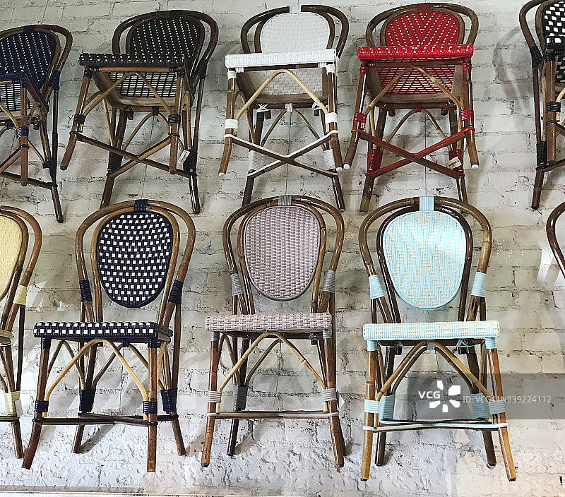 挂在墙上的椅子图片素材