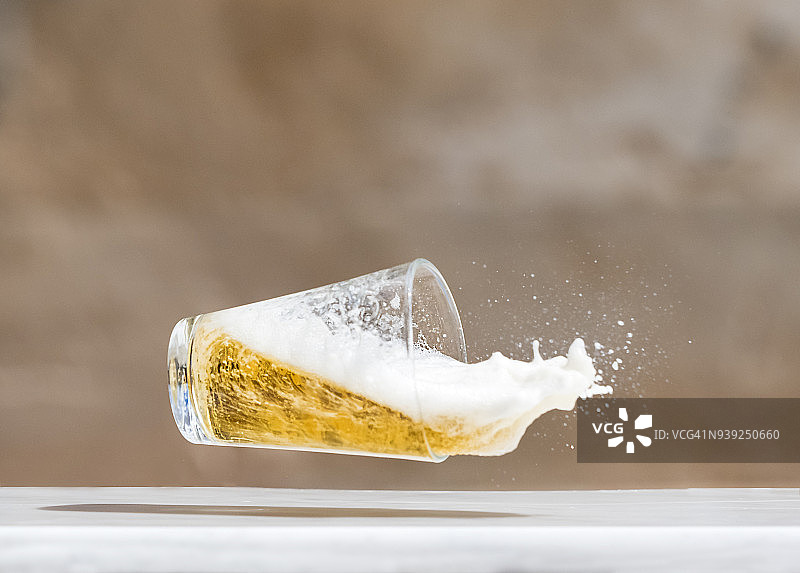 啤酒杯掉落在地上的冲击图片素材