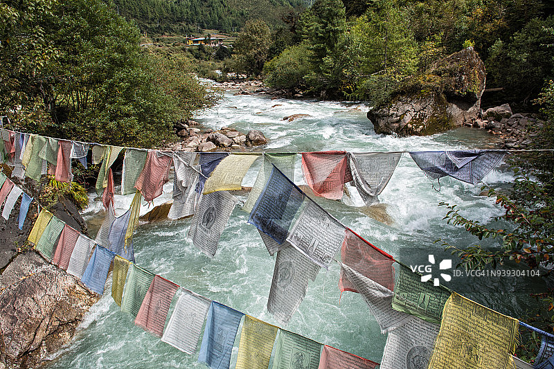不丹沙纳，帕罗宗区的帕罗曲河上的祈祷旗图片素材