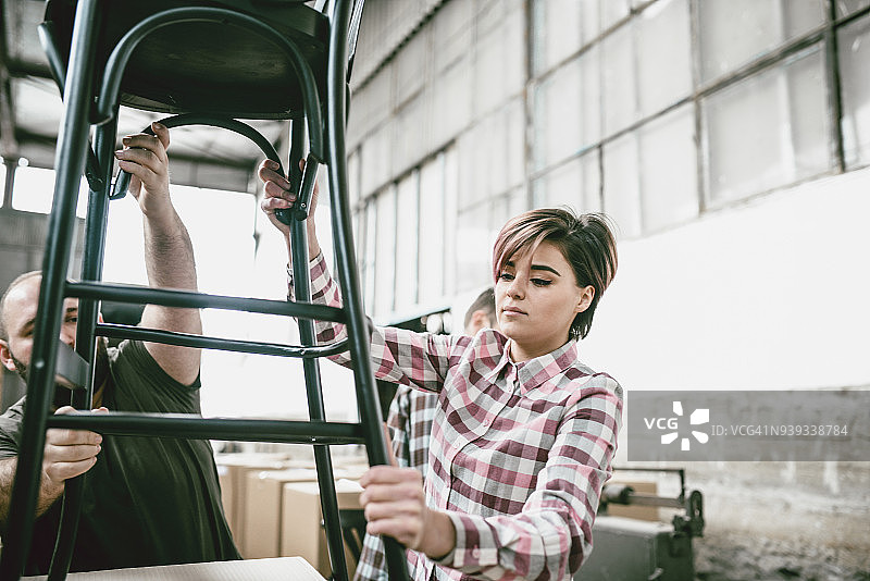 在木工车间包装产品准备发货图片素材